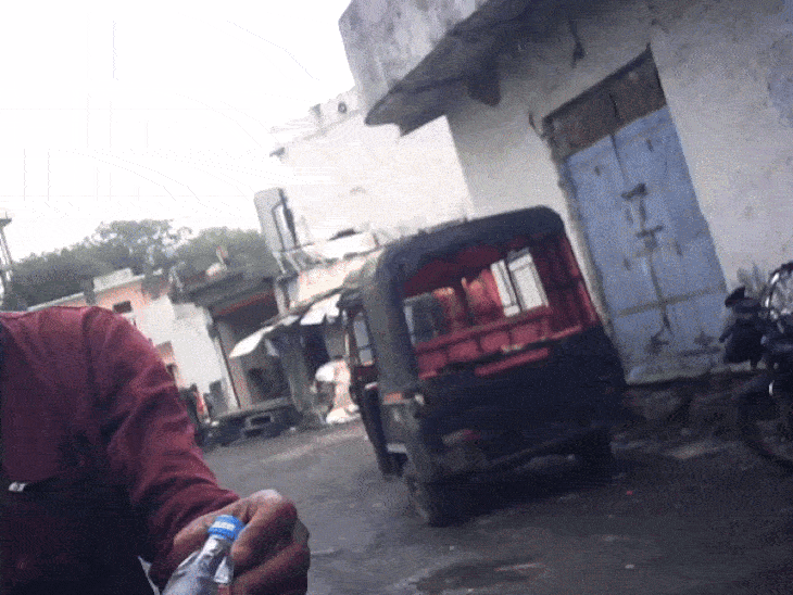 बस स्टैंड क्षेत्र में एक शख्स सड़क किनारे बेखौफ होकर शराब बेचते दिखा।