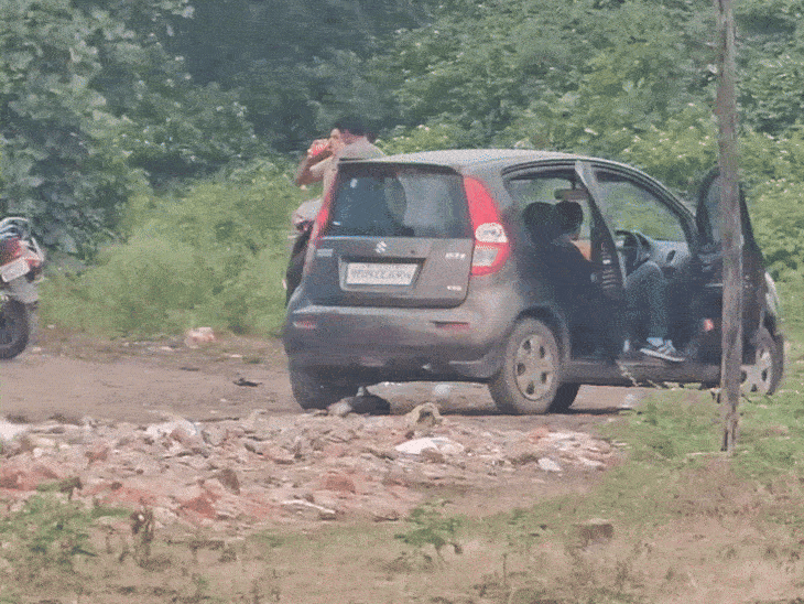 अभिनंदन क्षेत्र में लोग दिन दहाड़े ही जाम छलकाते दिखे।