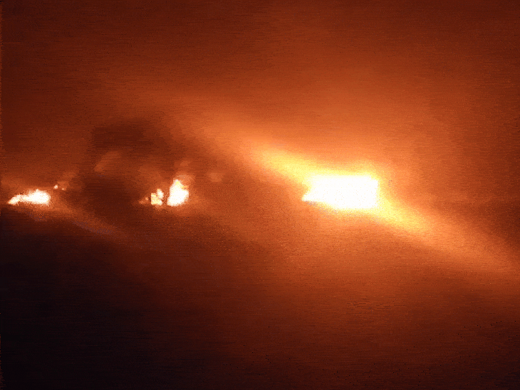 तस्वीर, देर रात की है जब खेजड़ी के पेड़ों को जलाया गया।