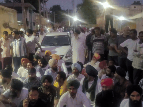 थाने के बाहर बैठे किसान।