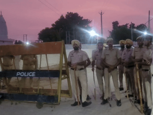 पुलिस ने थाना सदर पिहोवा के बाहर बैरिकेडिंग की।