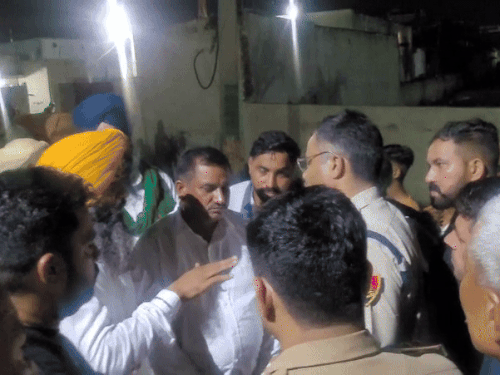 DSP निर्मल सिंह के सामने किसान कमेटी ने अपनी बात रखी।