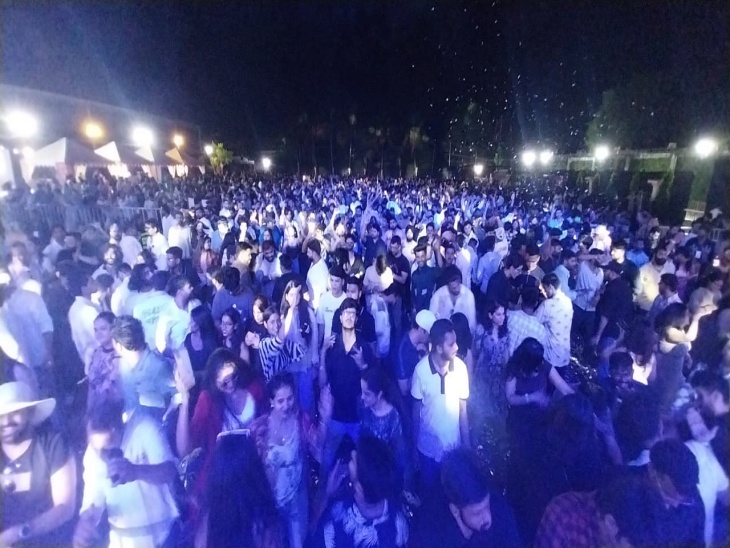 सनबर्न रिलोड शो में गानों पर झूमते युवा।