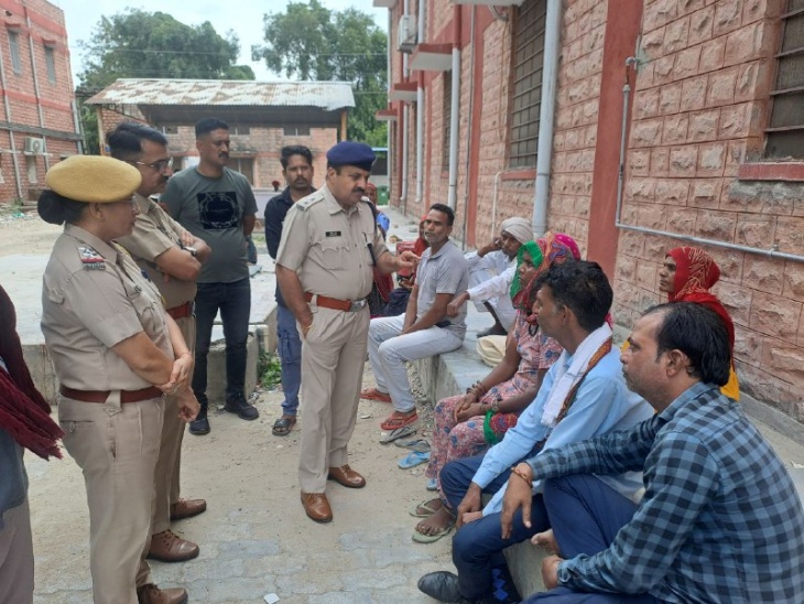 पाली में बांगड़ हॉस्पिटल की मॉर्च्युरी के बाहर सोमवार सुबह धरने पर बैठे मृतका के परिजनों से समझाइश करते हुए पुलिस अधिकारी।