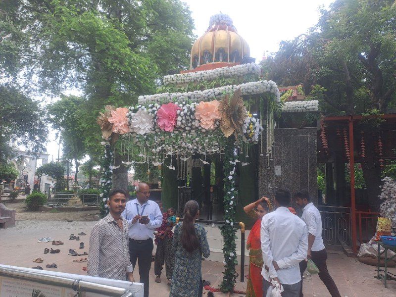 लाखोटिया महादेव मंदिर पर की गई आकर्षक सजावट।