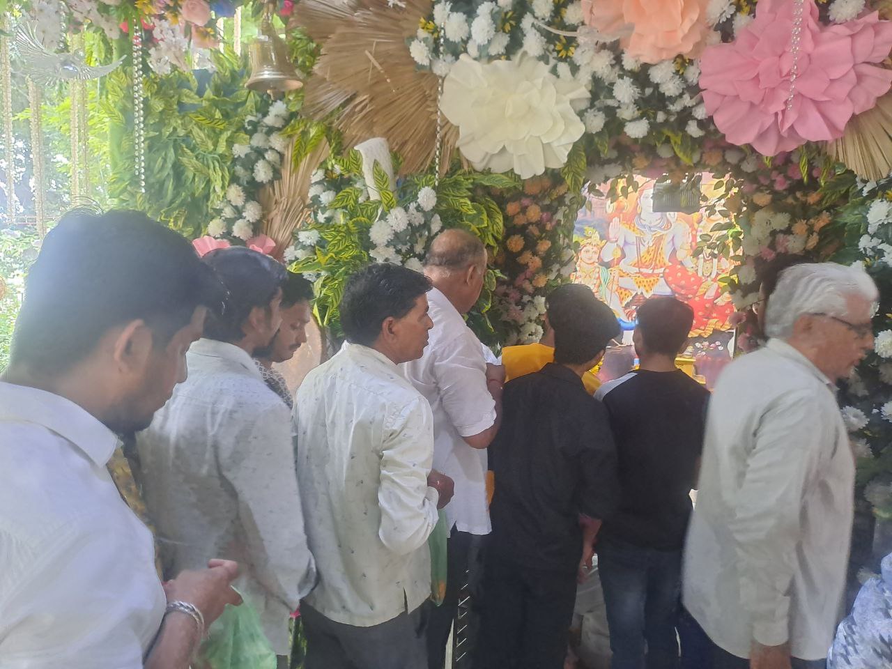 महादेव के दर्शन के लिए मंदिर में लगी भक्तों की कतारें