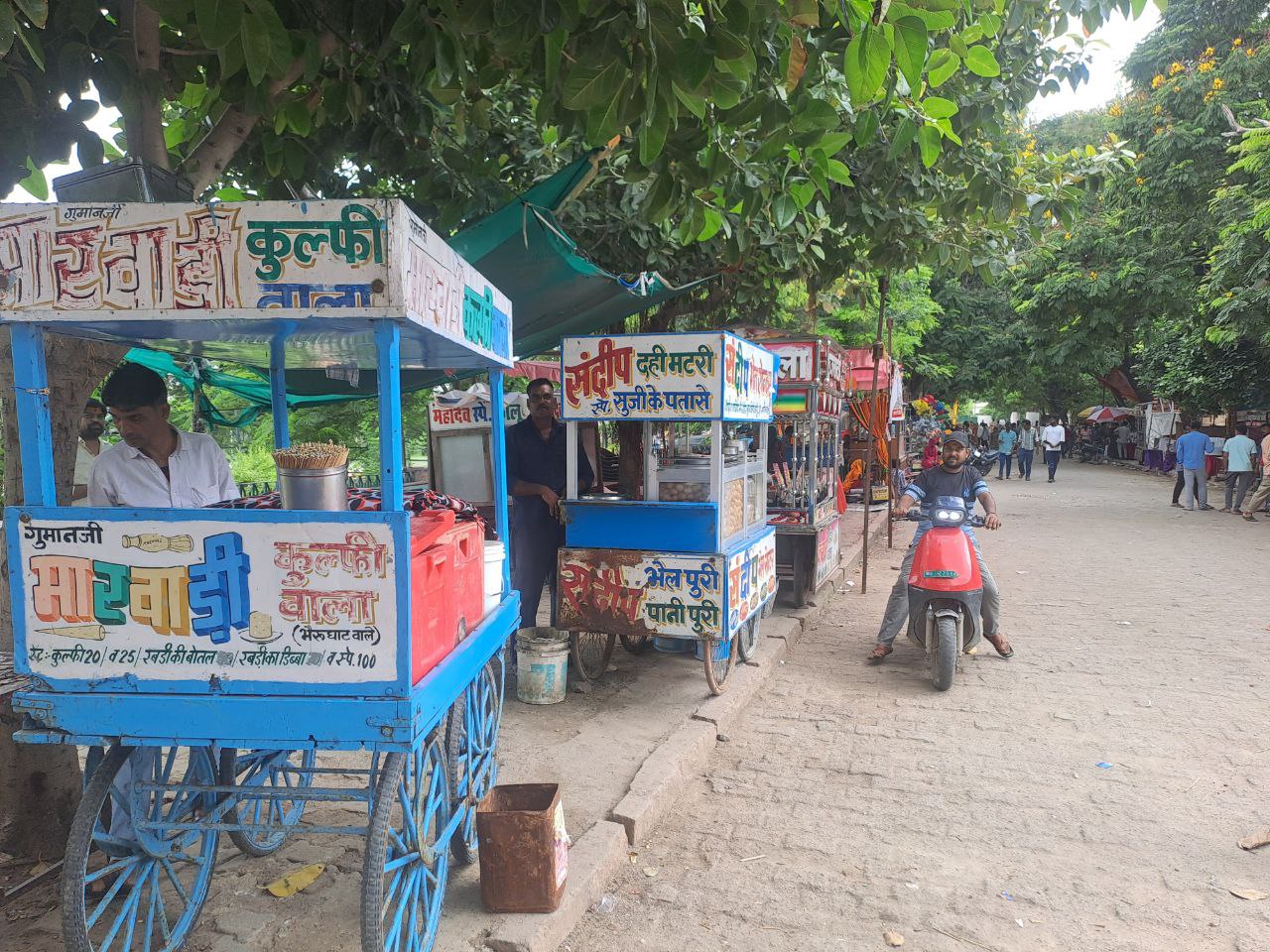 लखोटिया उद्यान में मेले को लेकर लगे विभिन्न व्यंजनों के ठेले।
