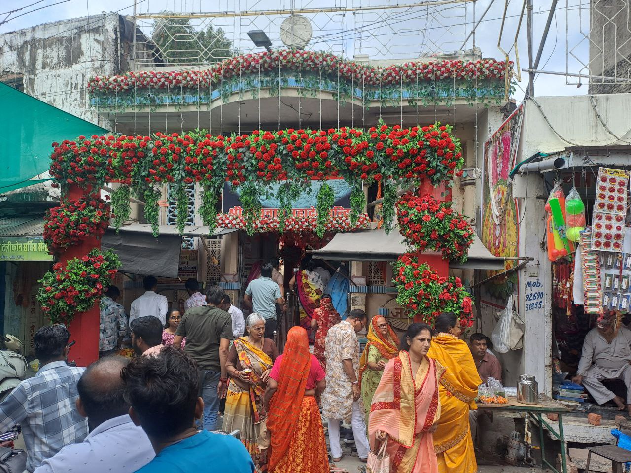 श्रावण के अंतिम सोमवार पर सोमनाथ महादेव मंदिर पर की गई आकर्षक सजावट।