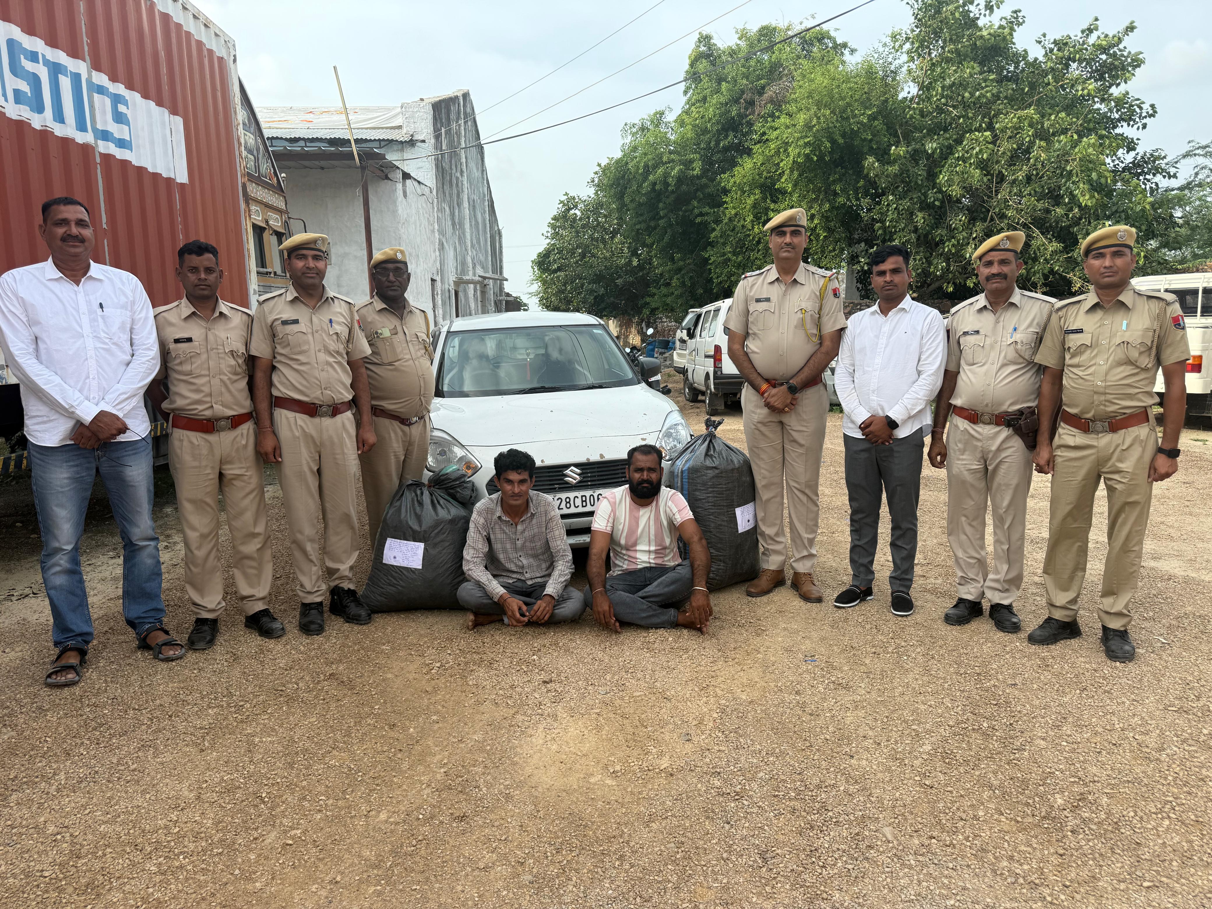 पुलिस टीम ने मादक पदार्थ के साथ दो तस्करों को गिरफ्तार किया।