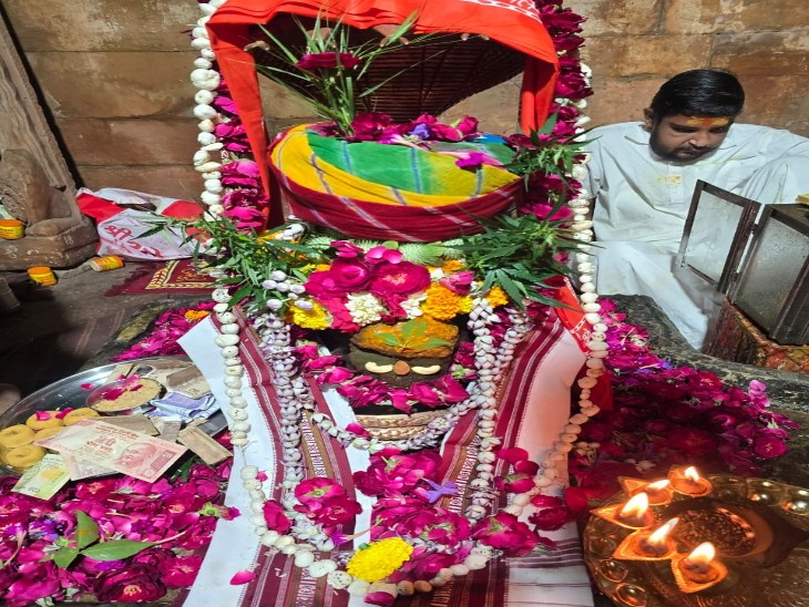 हर्षनाथ मंदिर में की गई भव्य सजावट।