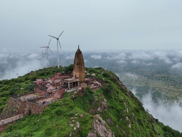 सीकर में हर्ष की पहाड़ी पर स्थित हर्षनाथ मंदिर एक शानदार टूरिस्ट प्लेस भी है।