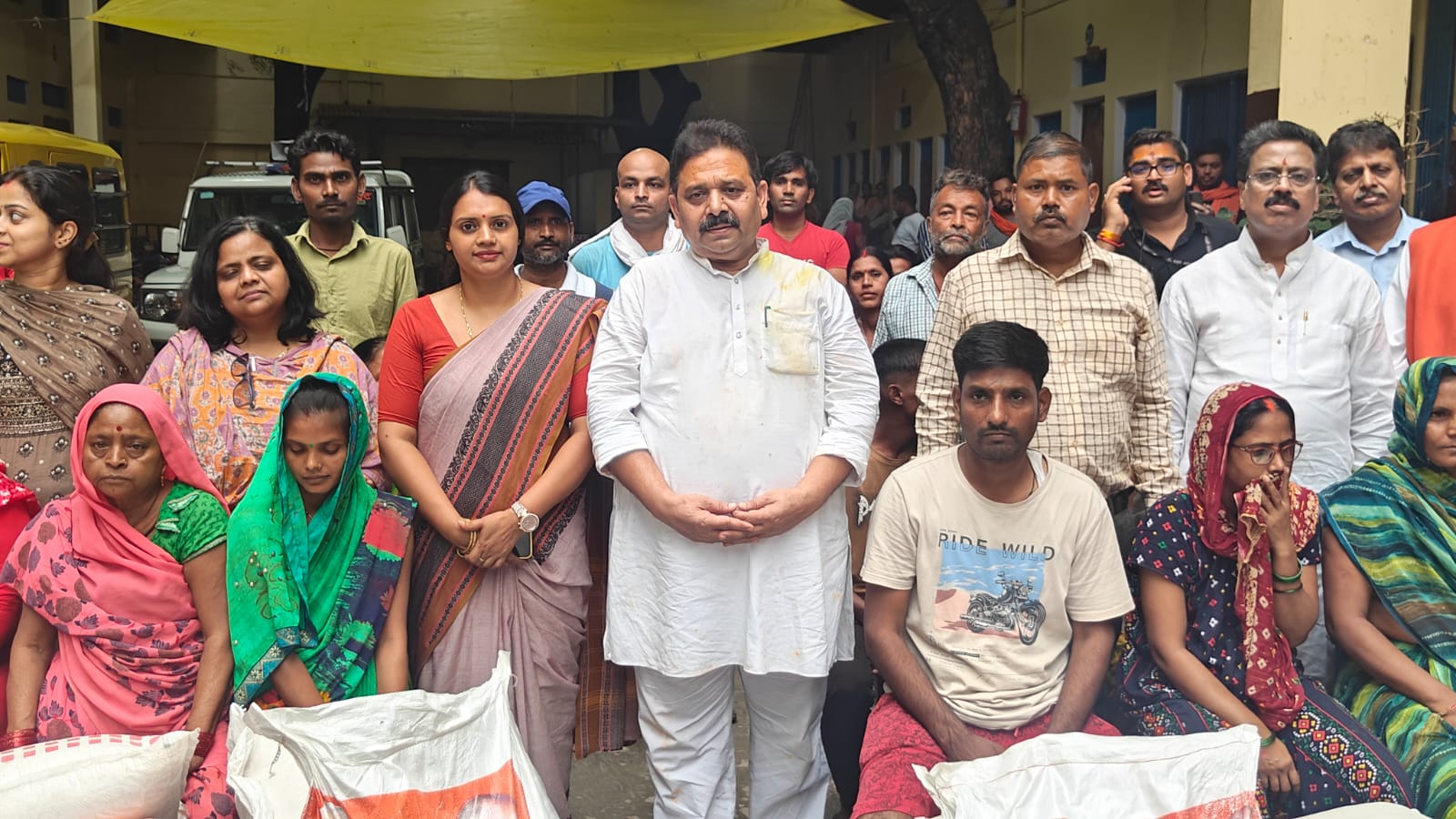 राहत शिविर पहुंचे मंत्री रविंद्र जायसवाल