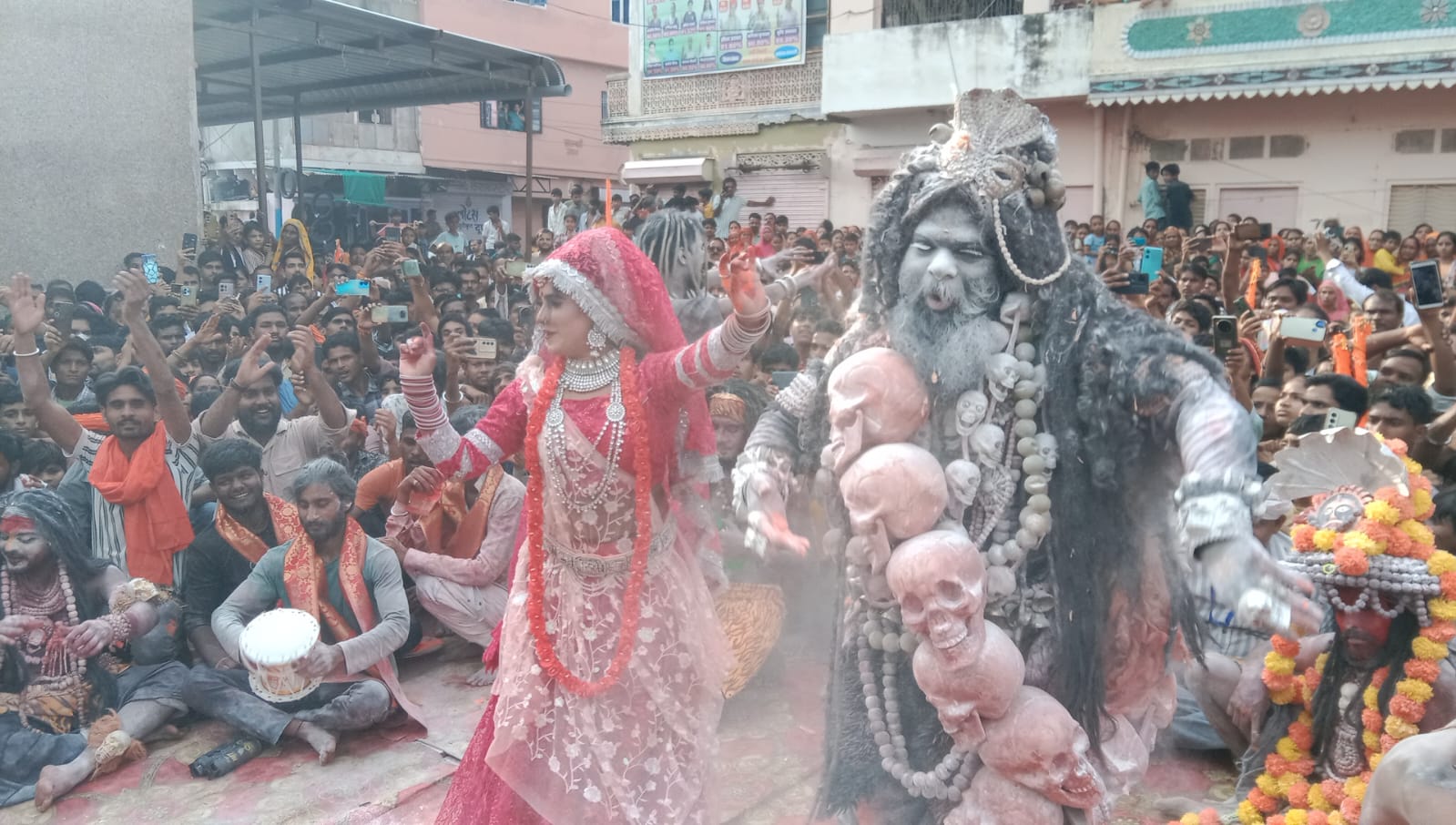 बनारस से आए कलाकारों ने इस दौरान शानदार प्रस्तुति दी।