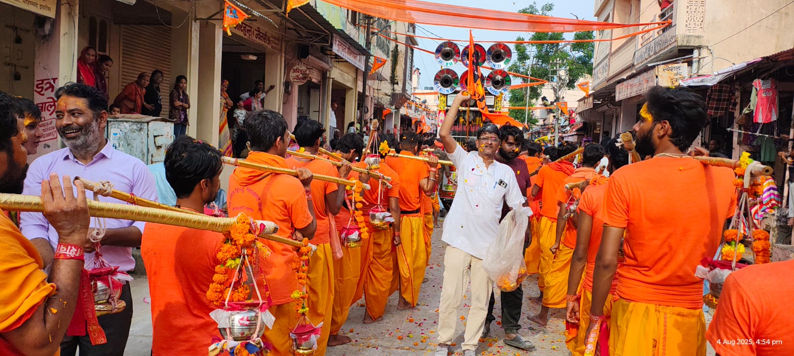 शोभायात्रा के दौरान कांवड़िए।
