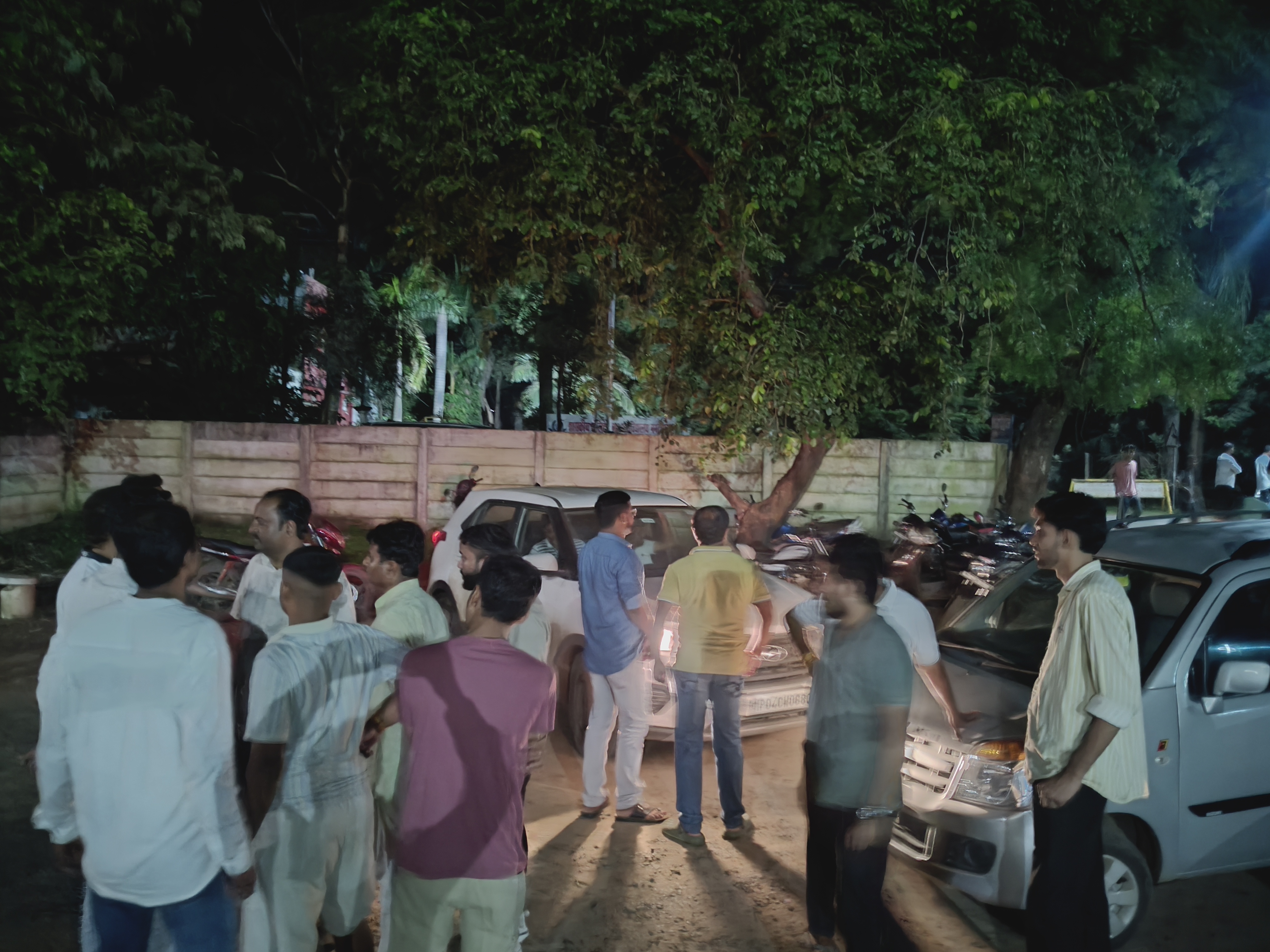 रात में भाजपा युवा मोर्चा जिला अध्यक्ष दीपक महाला, मंडल अध्यक्ष राजपूत समेत अन्य थाने पहुंचे।