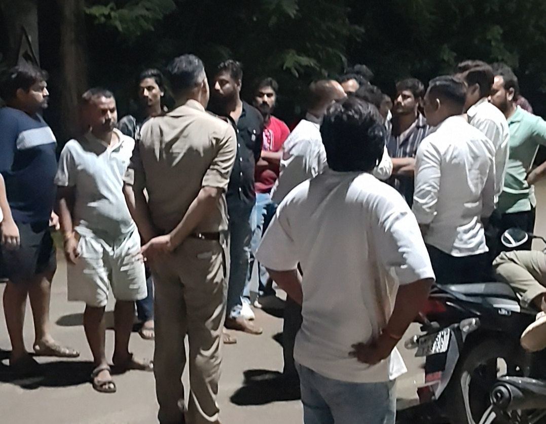 देहात थाने के बाहर दोनों पक्षों के लोग एकत्र हो गए। जिन्हें थाना प्रभारी ने हटाया।