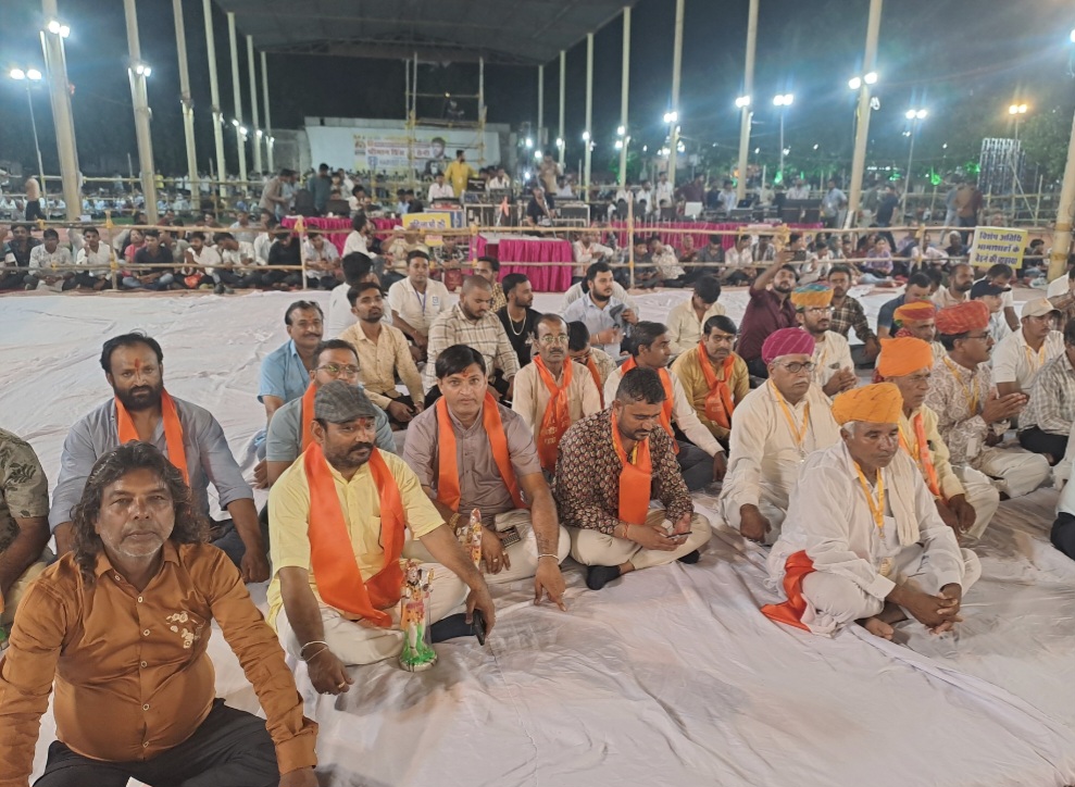 भजन संध्या में मौजूद श्रोता।