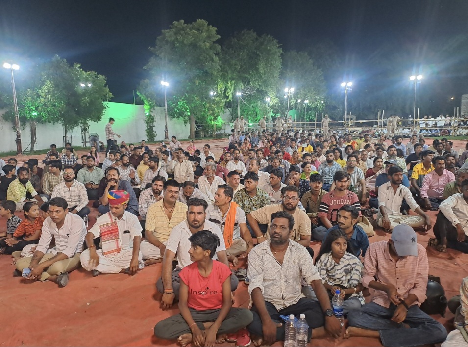 भजन संध्या में मौजूद श्रोता।