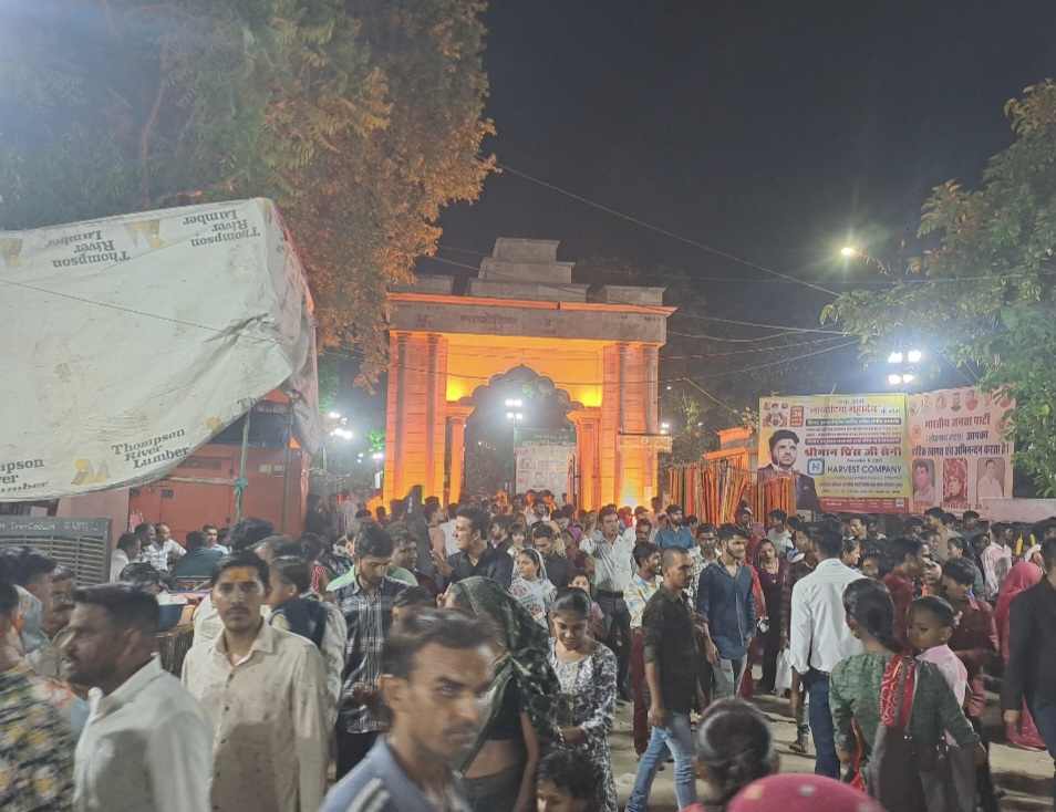 लाखोटिया महादेव के मेले में उमड़े श्रद्धालु।