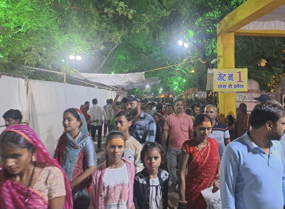 मेले में उमड़े शहरवासी।
