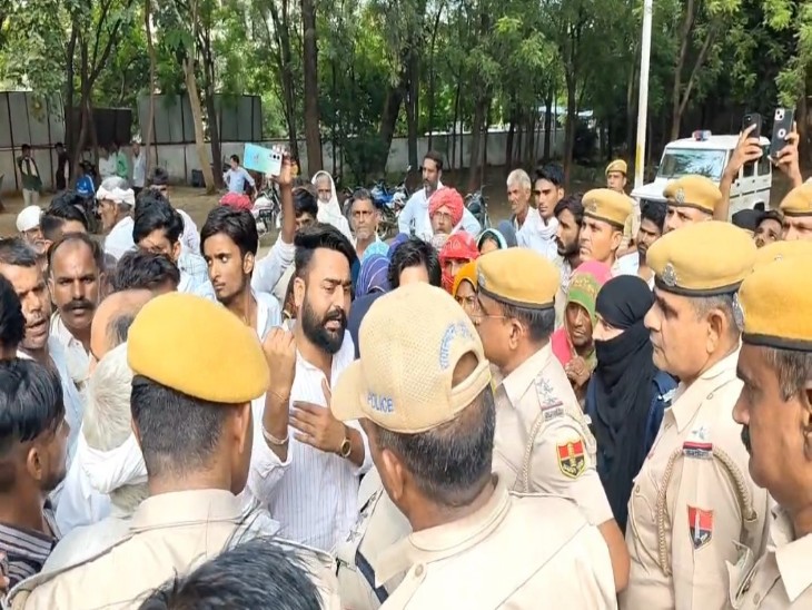 मांगों को लेकर ग्रामीण SP ऑफिस परिसर पहुंचे, जहां लोगों पुलिसकर्मियों ने समझाकर शांत किया।