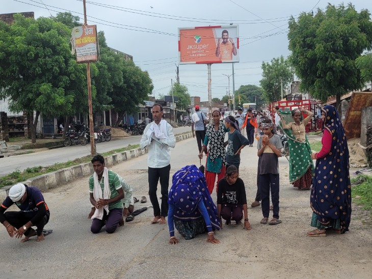 कई पदयात्री दंडवत करते मंदिर पहुंचे ।