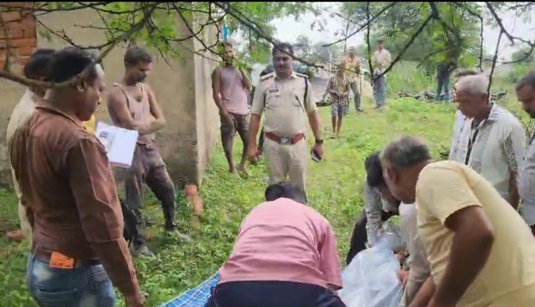 बुजुर्ग की लाश मिलने पर मौके पर पहुंची पुलिस।