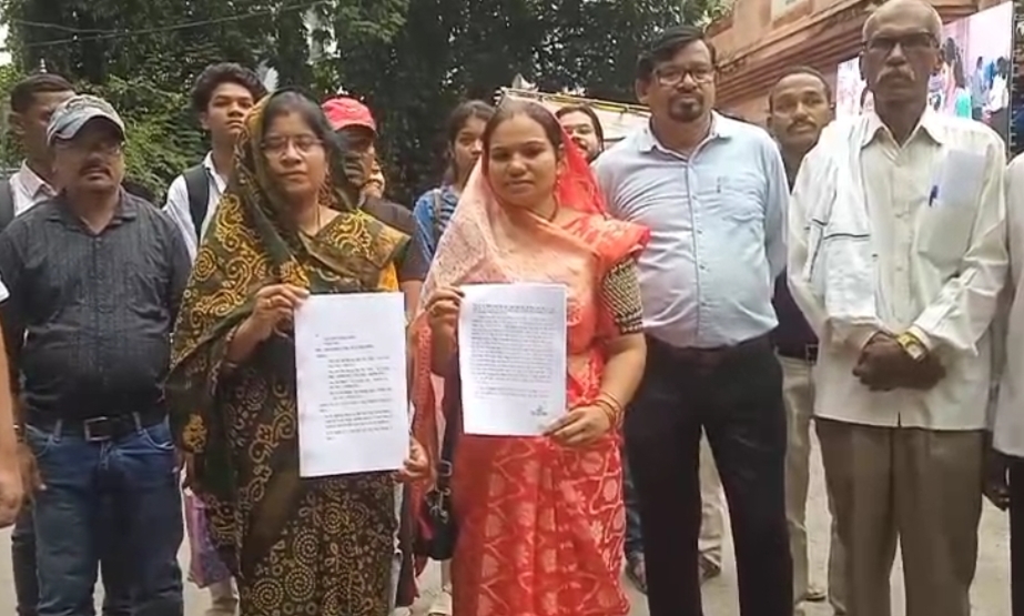 एकपक्षीय कार्रवाई का आरोप लगाते हुए रविवार को एसपी और आईजी ऑफिस पहुंचे समाज के लोग।