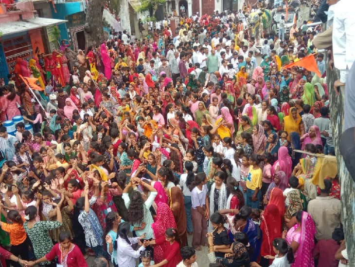 इस दौरान भक्तों की भारी भीड़ देखी गई।