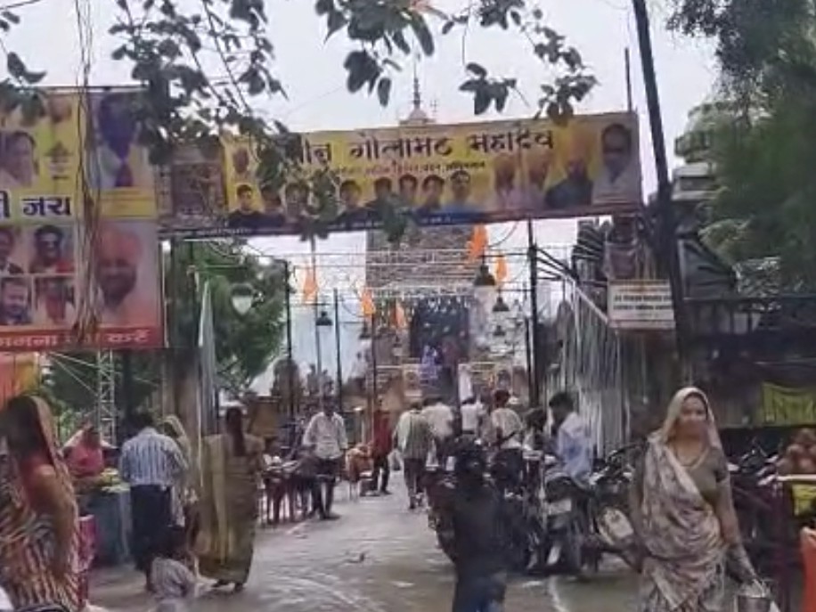 मंदिर पहुंचे श्रद्धालु।