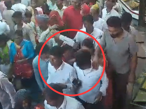 सबसे पहले तीन-चार युवकों ने मालती देवी को घेर लिया।