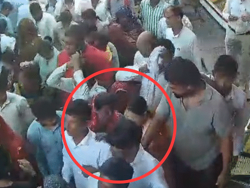 लोगों के घेरने के बाद एक महिला मालती देवी के पीछे आकर खड़ी हो गई।
