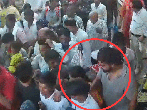 धक्का लगने के साथ ही पीछे खड़ी महिला ने मालती देवी के गले से चेन तोड़ ली।