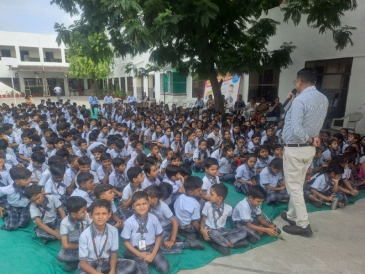 पाली में सोमवार को महावीर पब्लिक सेकेंडरी स्कूल स्टूडेंट को यातायात नियमों की जानकारी देते हुए महिला अनुसंधान सेल के प्रभारी एएसपी नरेन्द्रसिंह देवड़ा।