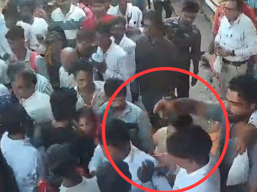चेन टूटने का पता चलते ही मालती देवी इधर उधर ढूंढने लगी।
