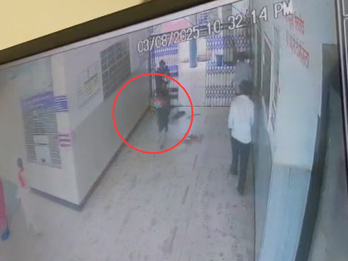 इस पूरे घटनाक्रम में दो महिलाएं शामिल होने की आशंका है। एक महिला बच्चे को ले जाते हुए सीसीटीवी में कैद हुई।