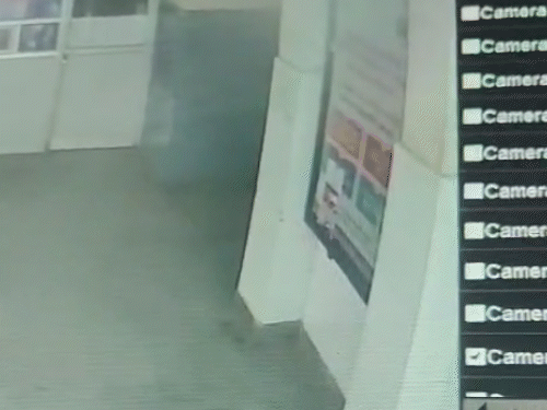 हॉस्पिटल से बाहर आते वक्त महिला (जो भागते हुए नजर आ रही है) ने दूसरी महिला को नवजात दे दिया था।