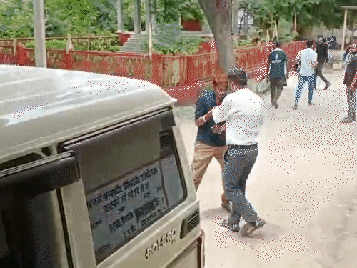 इसके बाद कर्मचारी हाथ छुड़ाकर मौके से भाग गया।
