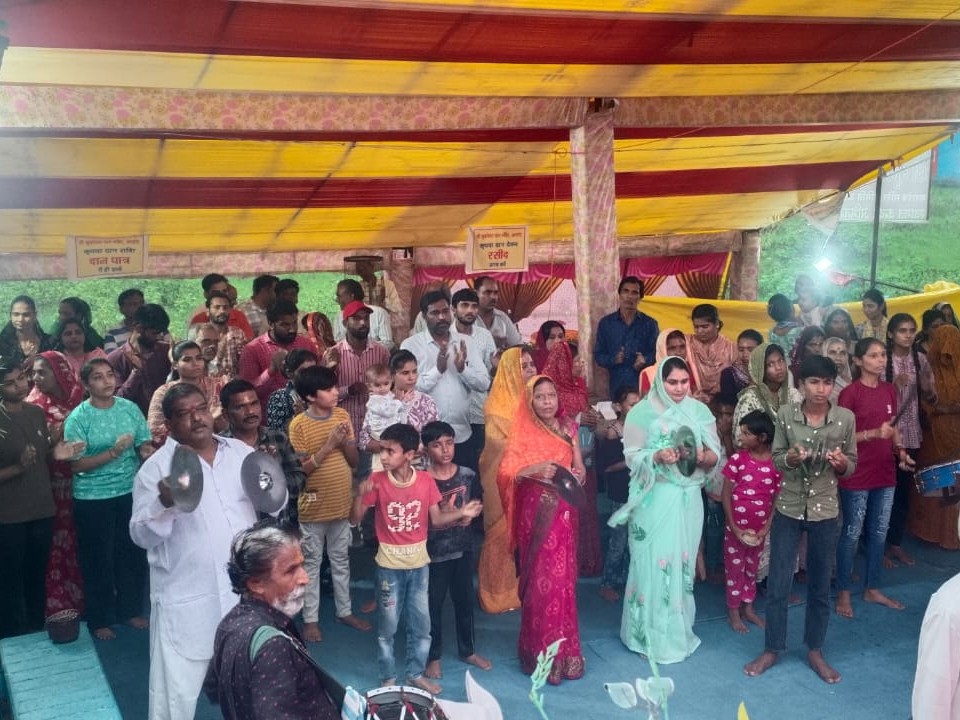 भक्तों ने महादेव की आरती की।