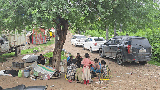 बाढ़ में झुग्गी डूब गई तो पेड़ की छांव बनी सहारा