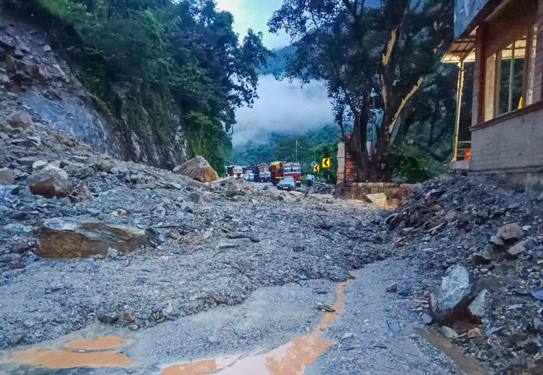 सोमवारी मुसळधार पावसामुळे कर्णप्रयाग आणि नंदप्रयागमध्ये बद्रीनाथ राष्ट्रीय महामार्ग बंद करण्यात आला.