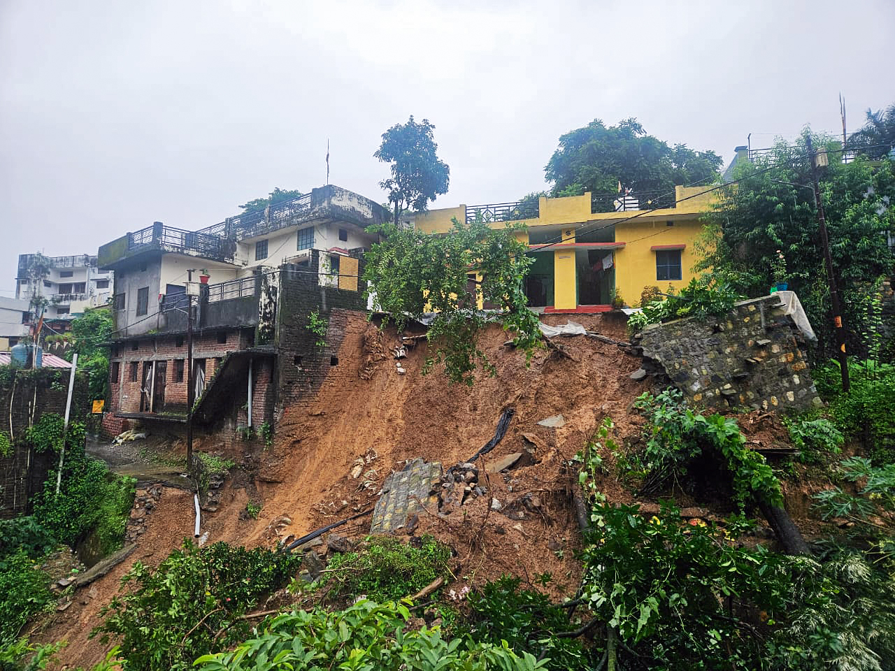 सोमवारी देहरादूनमध्ये मुसळधार पाऊस पडला. अनेक ठिकाणी भूस्खलन झाले.