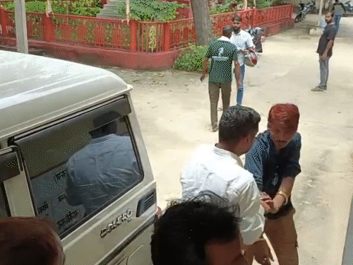 जब विभाग के लोग कर्मचारी को मेडिकल के लिए ले जाने लगे तो वह धक्का मुक्की करने लगा।