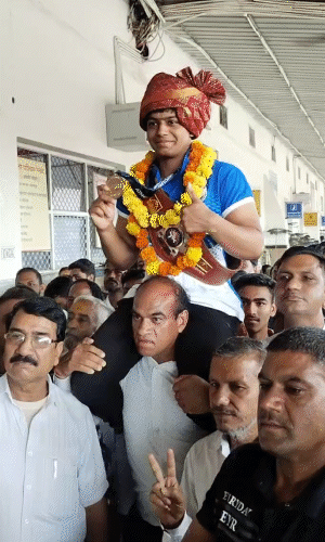 कोच ने कंधों पर उठाया। स्वागत में उमड़ा शहर।
