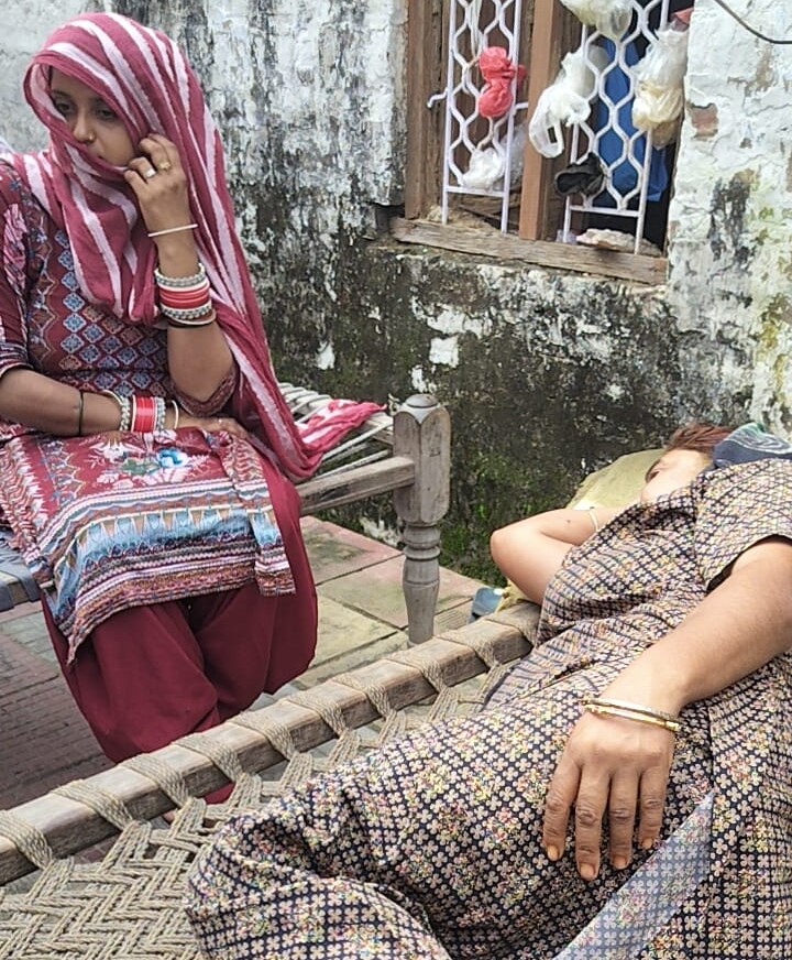 राजो और रेखा का कहना है कि वे घटना से डरी हुई हैं। पुलिसवालों ने उनके साथ काफी अभद्रता भी की।