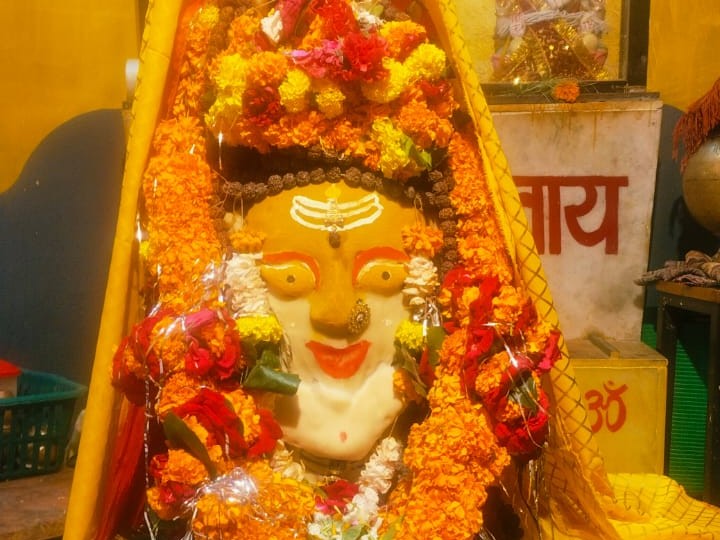 आज शाम को कुबरेश्वर धाम पर महादवे का विशेष श्रृंगार किया गया।
