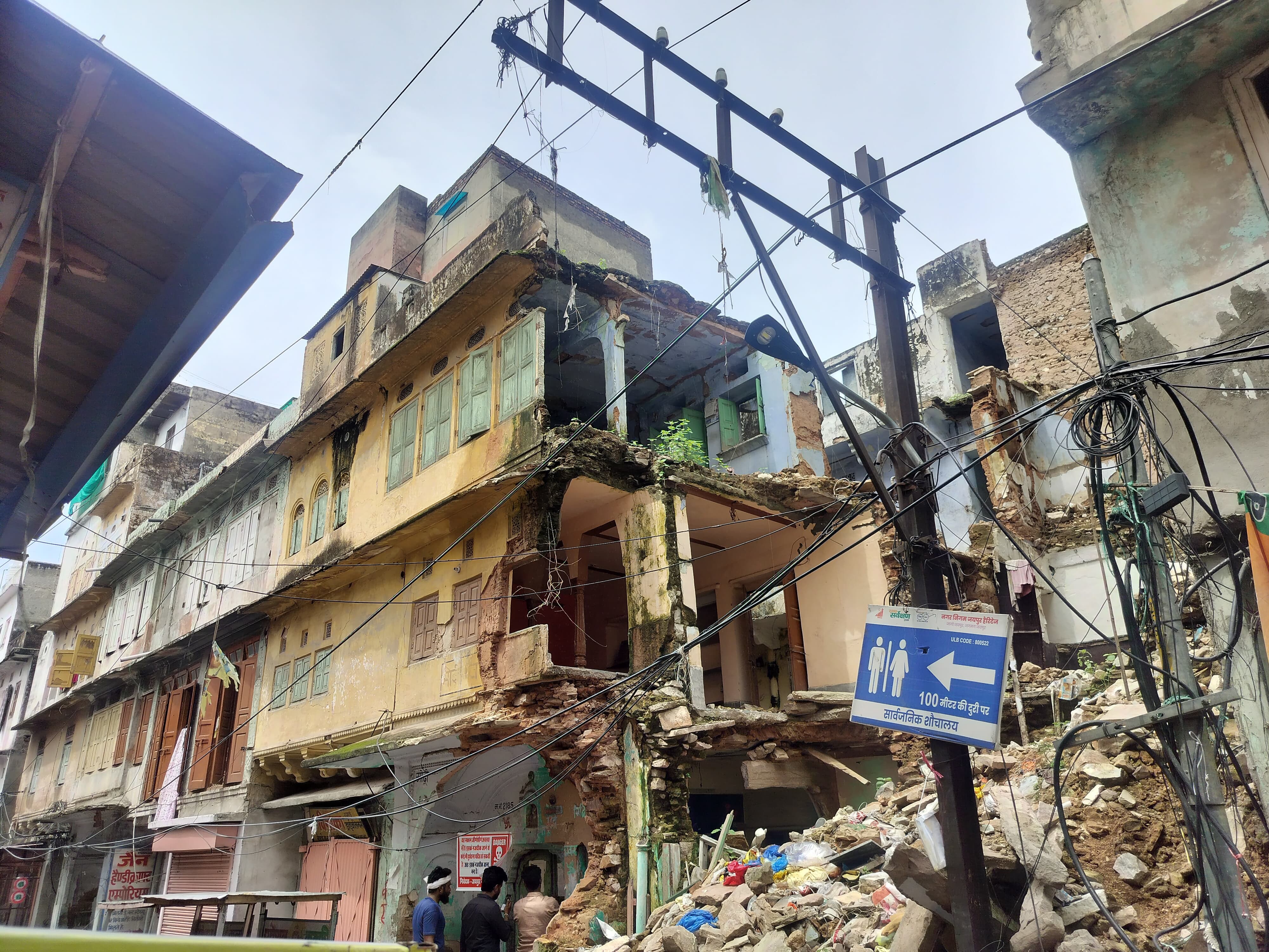 निगम ने वार्ड नंबर 72 मनिहारी रास्ता वाले जर्जर भवन के कुछ हिस्से को गिराने के बाद निगम की ओर से भवन को सीज कर दिया गया।