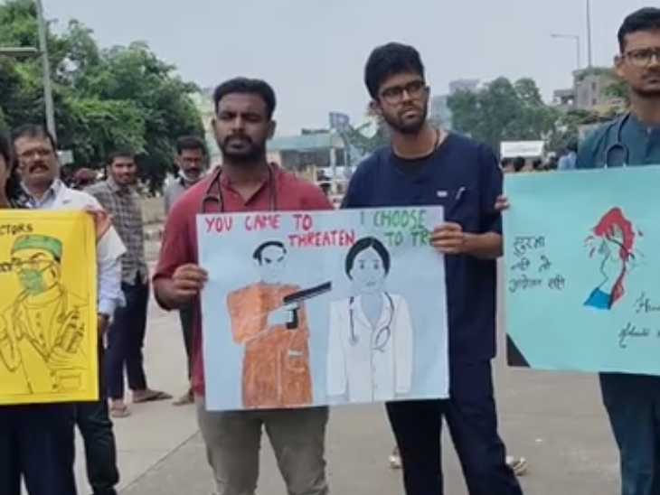 Demonstrations with doctors with gun posters on their heads.