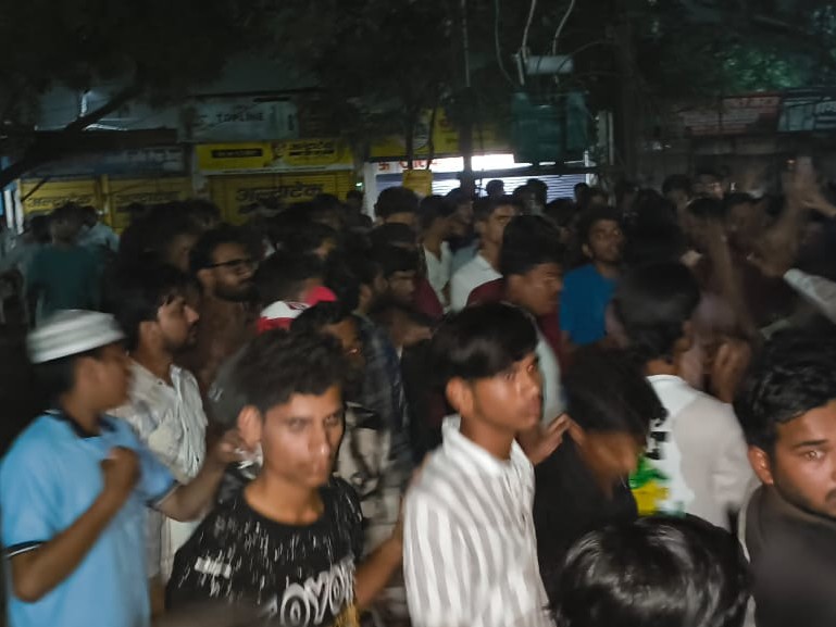 घटना की सूचना के बाद बड़ी संख्या में मुस्लिम समाज के लोग थाने के बार जमा हो गए।