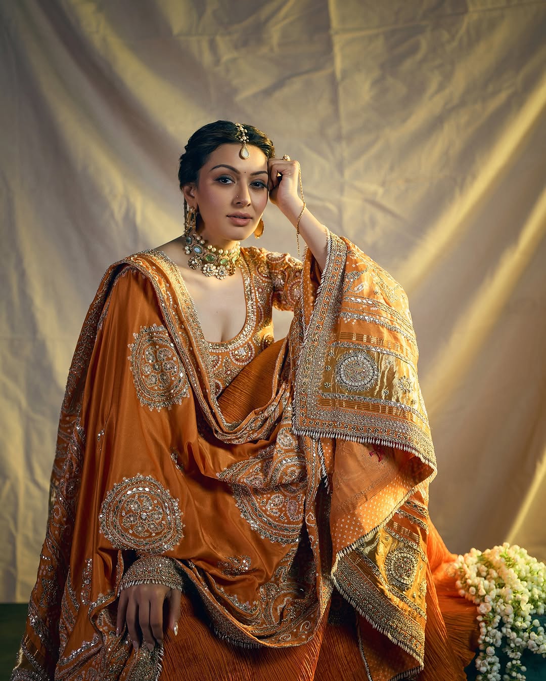 हंसिका ने बॉलीवुड करियर की शुरुआत सिंगर हिमेश रेशमिया के अपोजिट फिल्म आपका सुरूर से की थी।